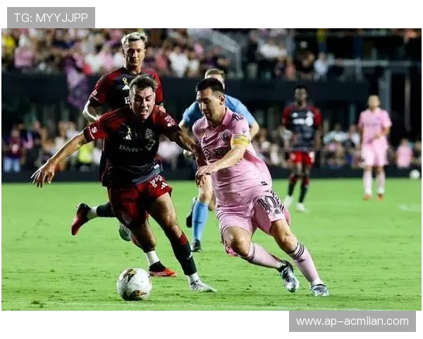 尤文前锋跑位课：制造空间并提升接球瞬间的射门效率